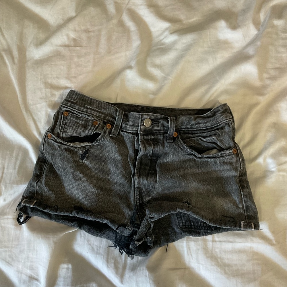 LEVIS 501 SHORT IN A DISTRESSED DARK WASH/FADED BLACK DENIM